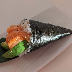 TEMAKI SAUMON AVOCAT SESAME