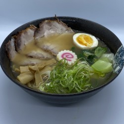 Délicieux Tonkotsu Ramen traditionnel par vrai chef japonais