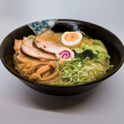 Délicieux Tonkotsu Ramen traditionnel par vrai chef japonais